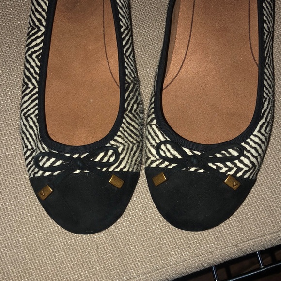 Vionic Spark Minna Black & White Flats. - Picture 2 of 4